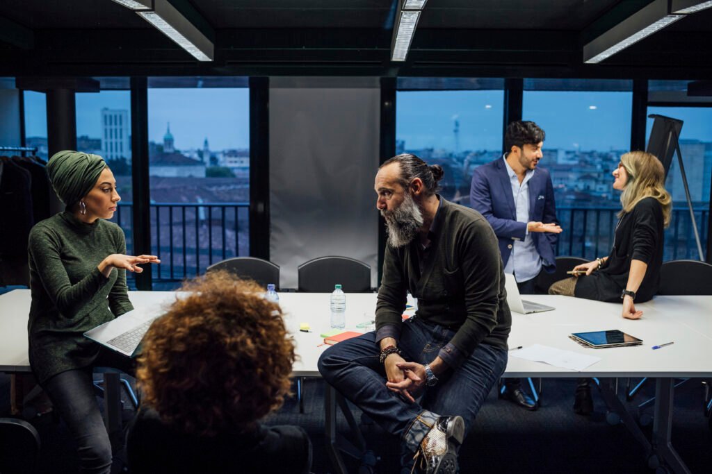 Équipe entrepreneuriale discutant avec une agence de communication parisienne lors d'un premier rendez-vous stratégique de découverte projet.