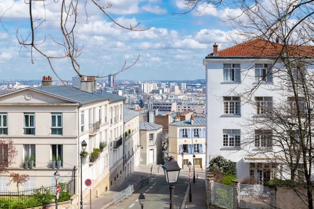 Quartier Montmartre et Grands Boulevards à Paris avec ses agences de communication digitale et startups tech du 9ème arrondissement - ALMA Global Agency création logo site internet