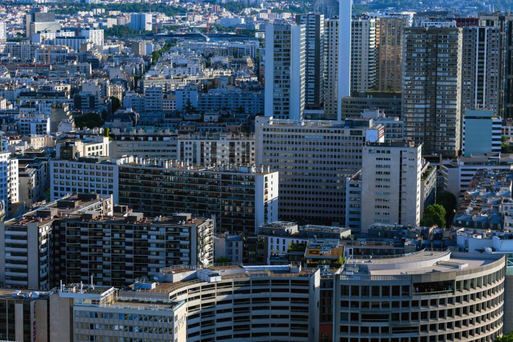 Agence de communication moderne dans un espace de coworking parisien avec équipe créative travaillant sur des projets de branding.