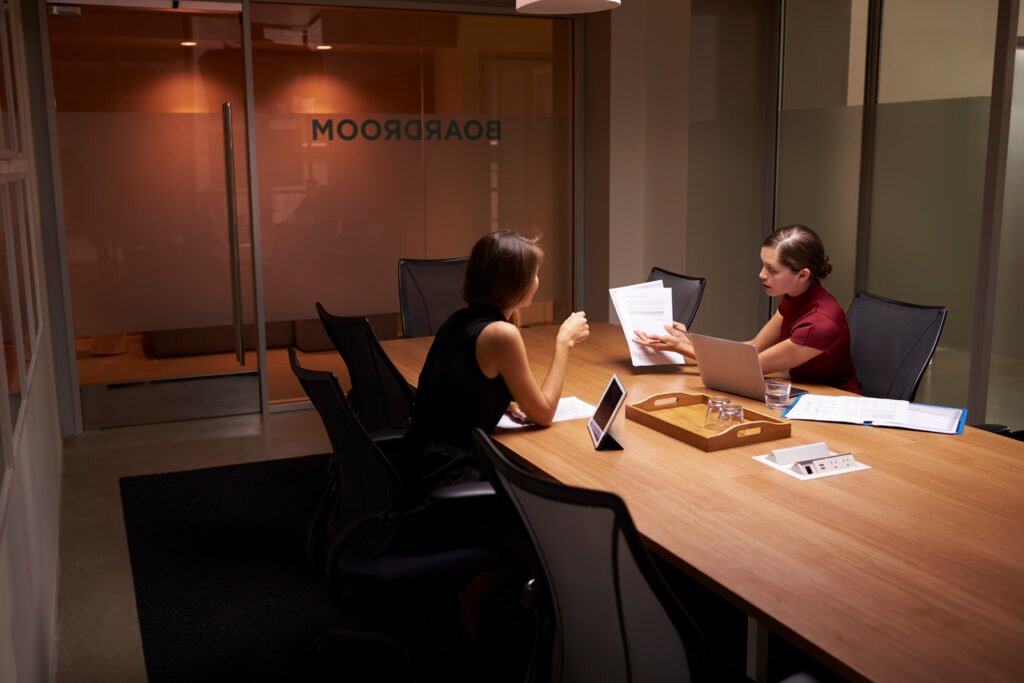 Bureaux d'agence de communication à Paris dans le quartier du Marais, espace créatif moderne avec équipe collaborative.
